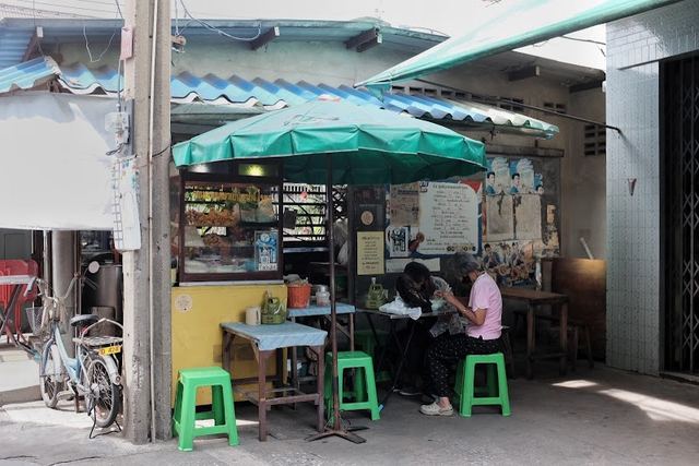 ร้านก๋วยเตี๋ยวเจ๊จิ๋วโรงเจ (Je Jiu Jay Noodles, at the shrine)